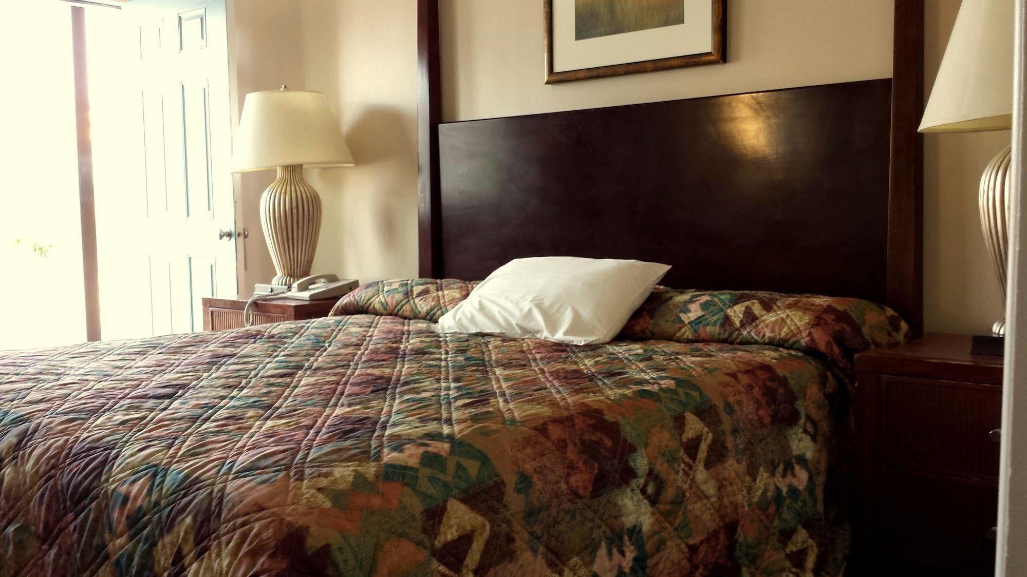 Executive Inn & Suites Лейквью Экстерьер фото