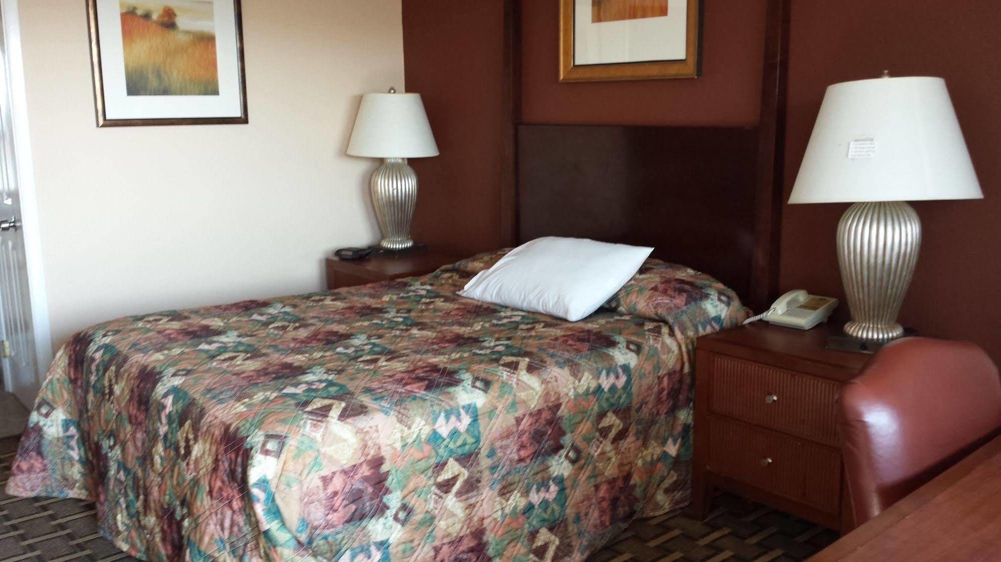 Executive Inn & Suites Лейквью Экстерьер фото